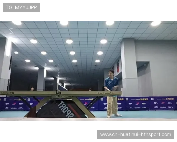 壁球选手反手抽击刁钻无比